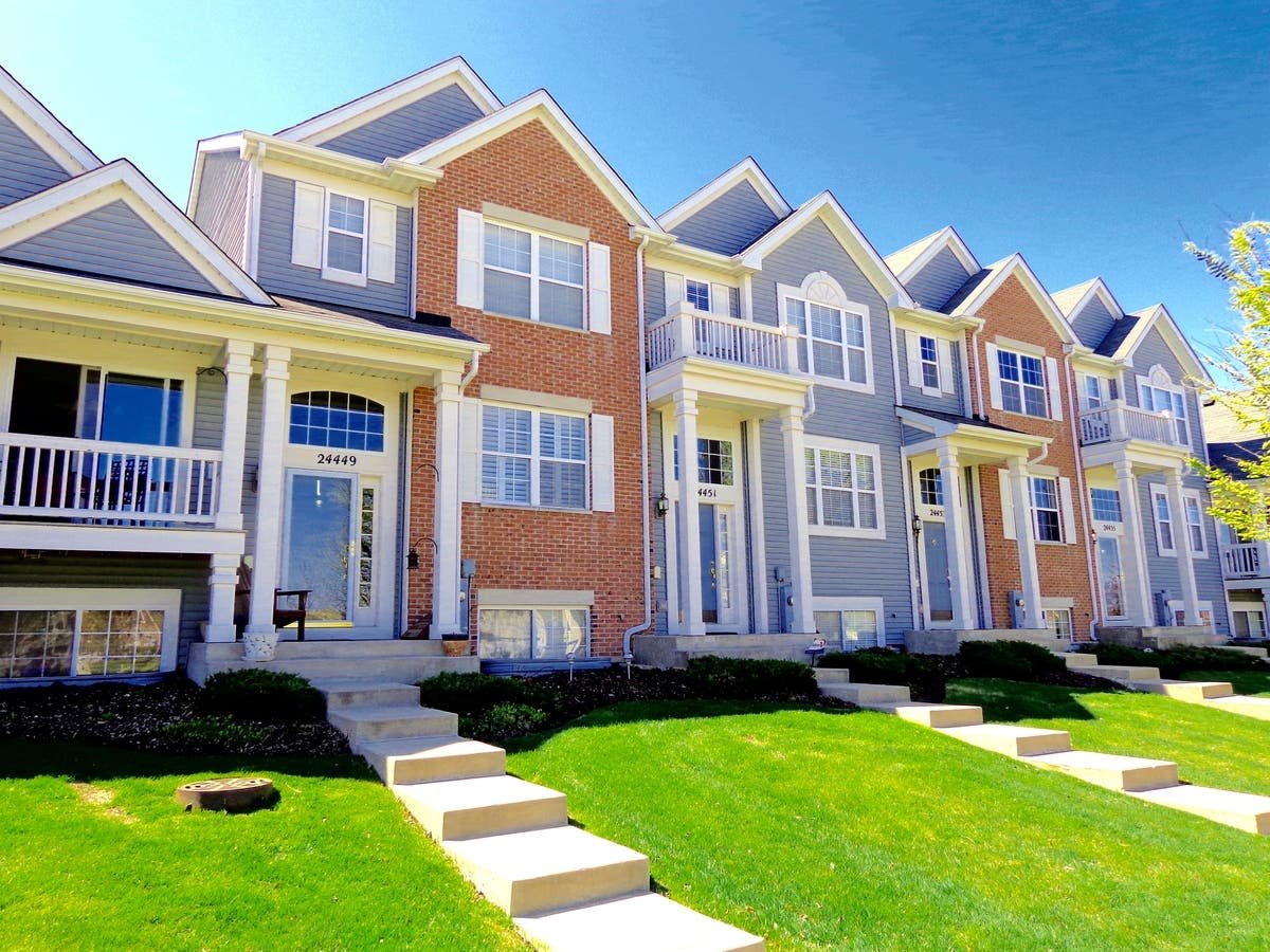 Regency Hills, IL - Townhomes & Condos For Sale in Arlington Heights, Illinois - April 2017 |  Arlin